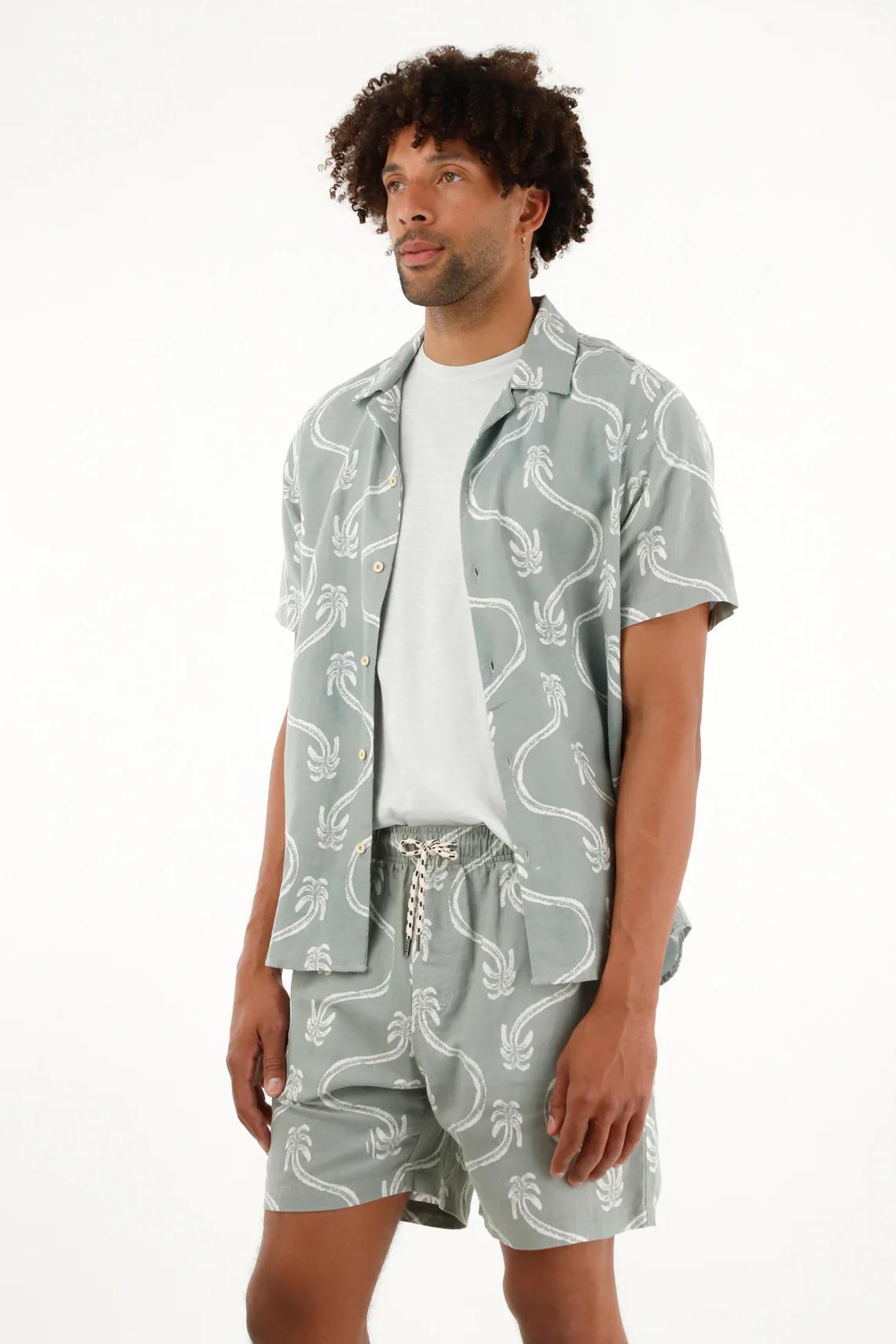 Light off-white Bermuda Shorts with Palm Print for Men - Image 3