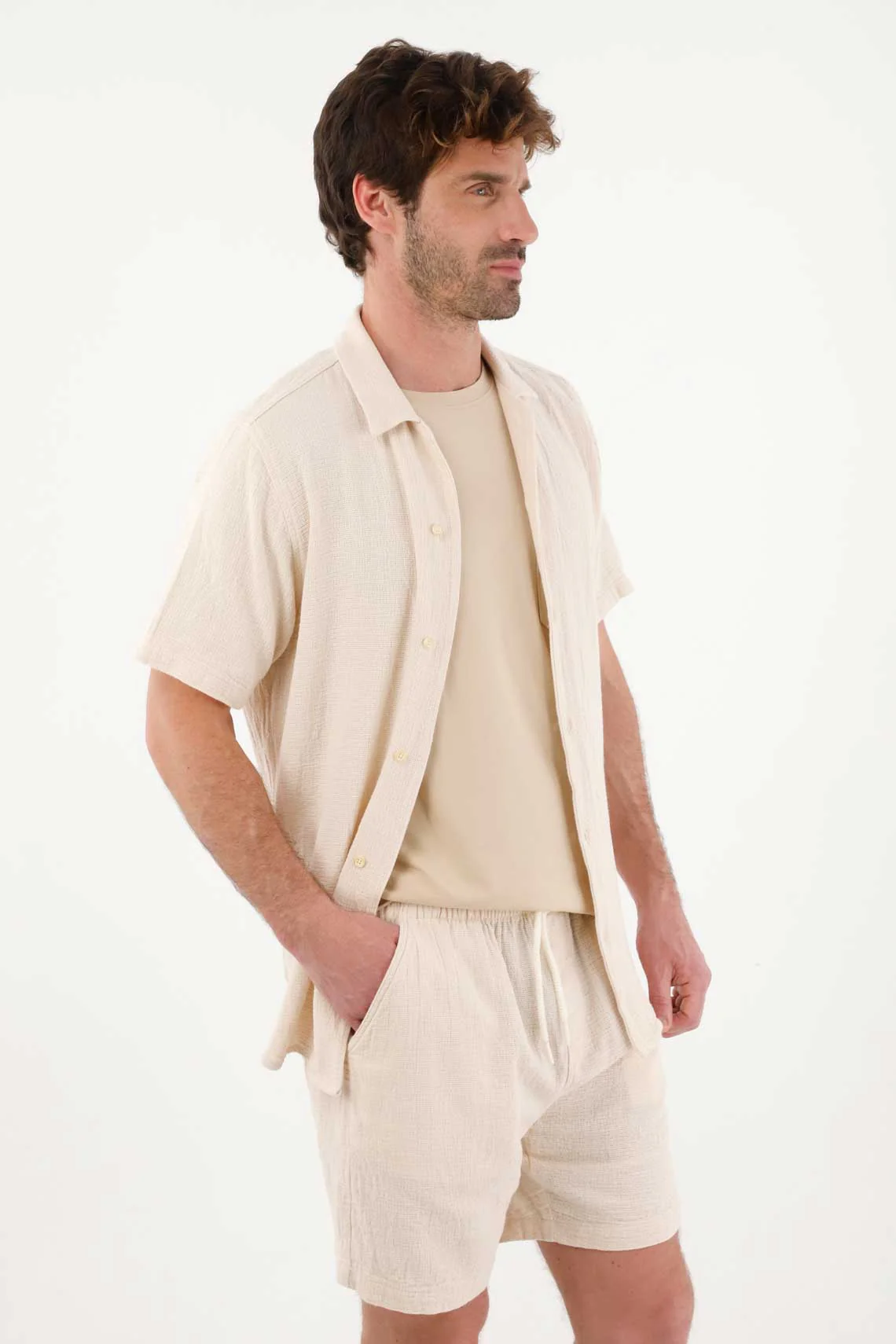 Bermuda tipo chino con textura crudo para hombre