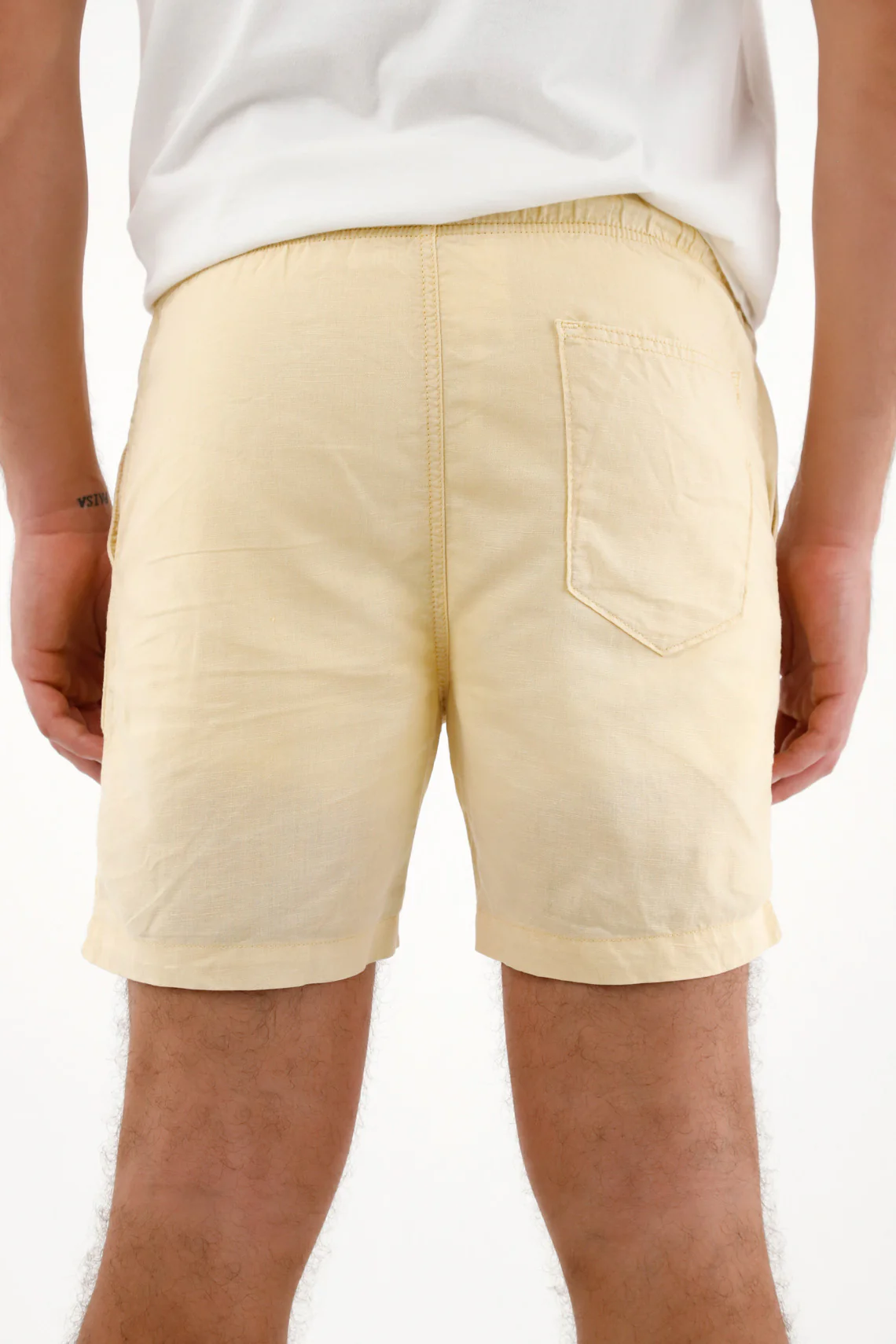 Men's yellow bermuda shorts with adjustable drawstring. - Image 4