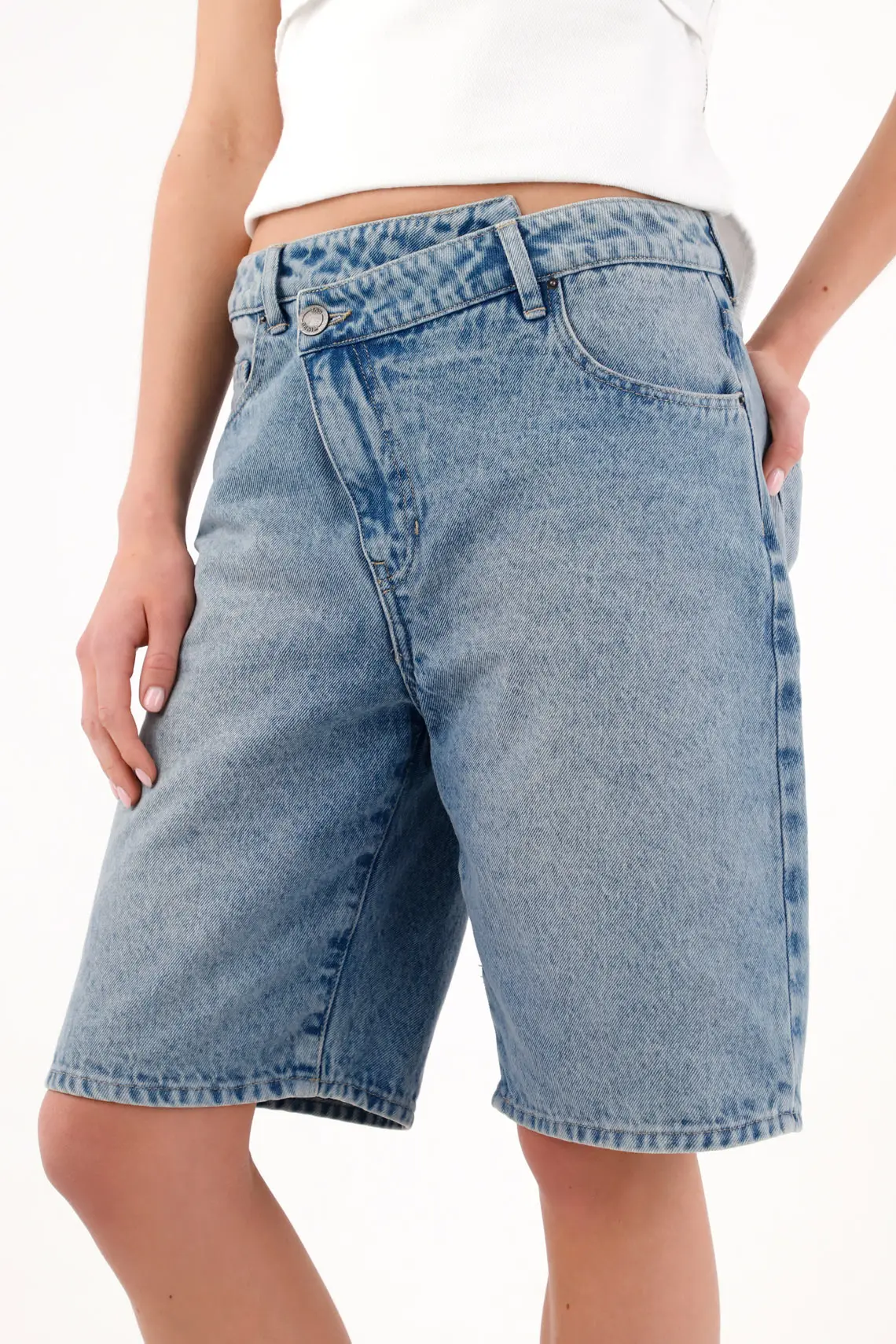Relaxed fit Bermuda shorts with knee-length in light blue cotton for women - Image 2