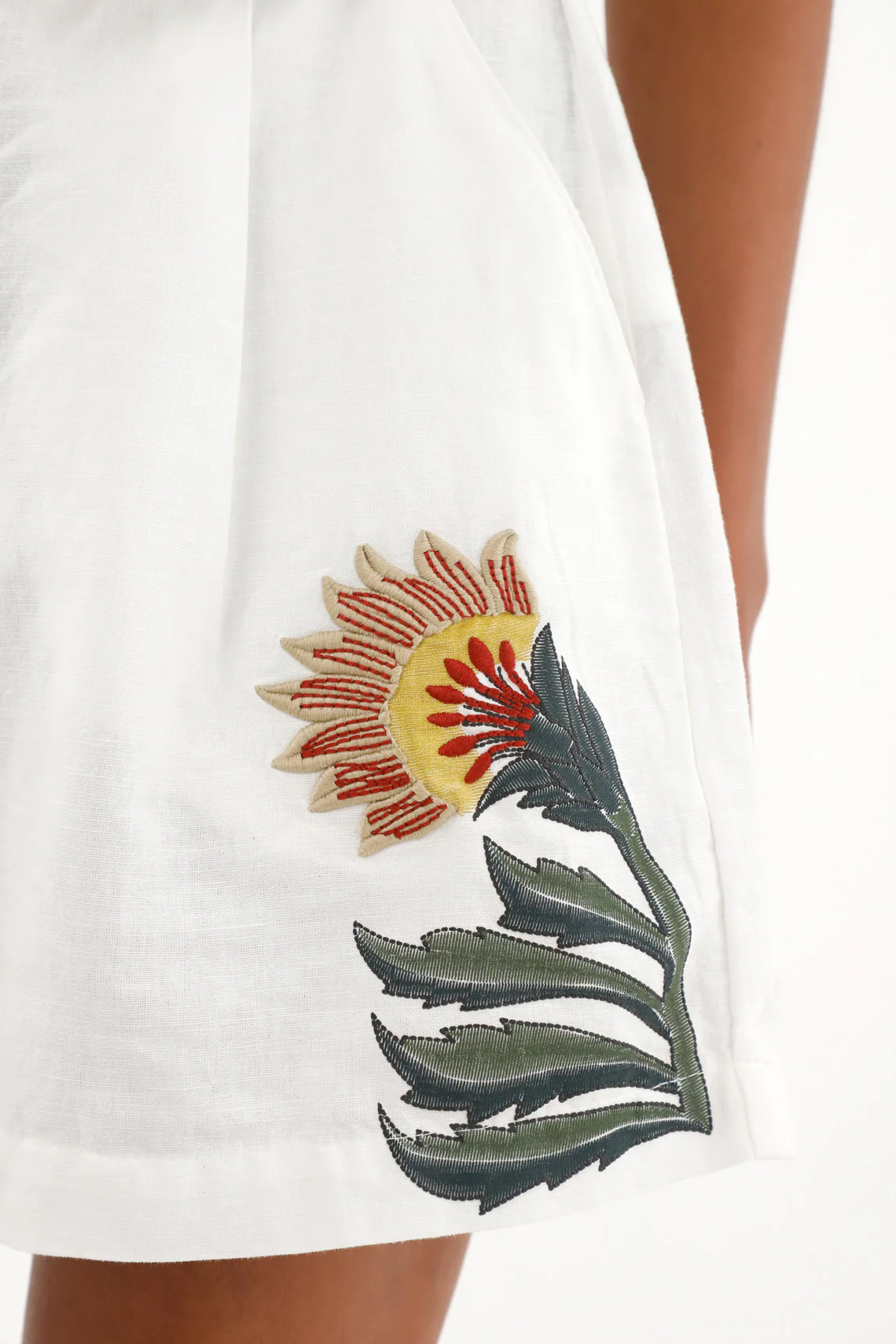 Women's cream bermuda shorts with decorative embroidery. - Image 3