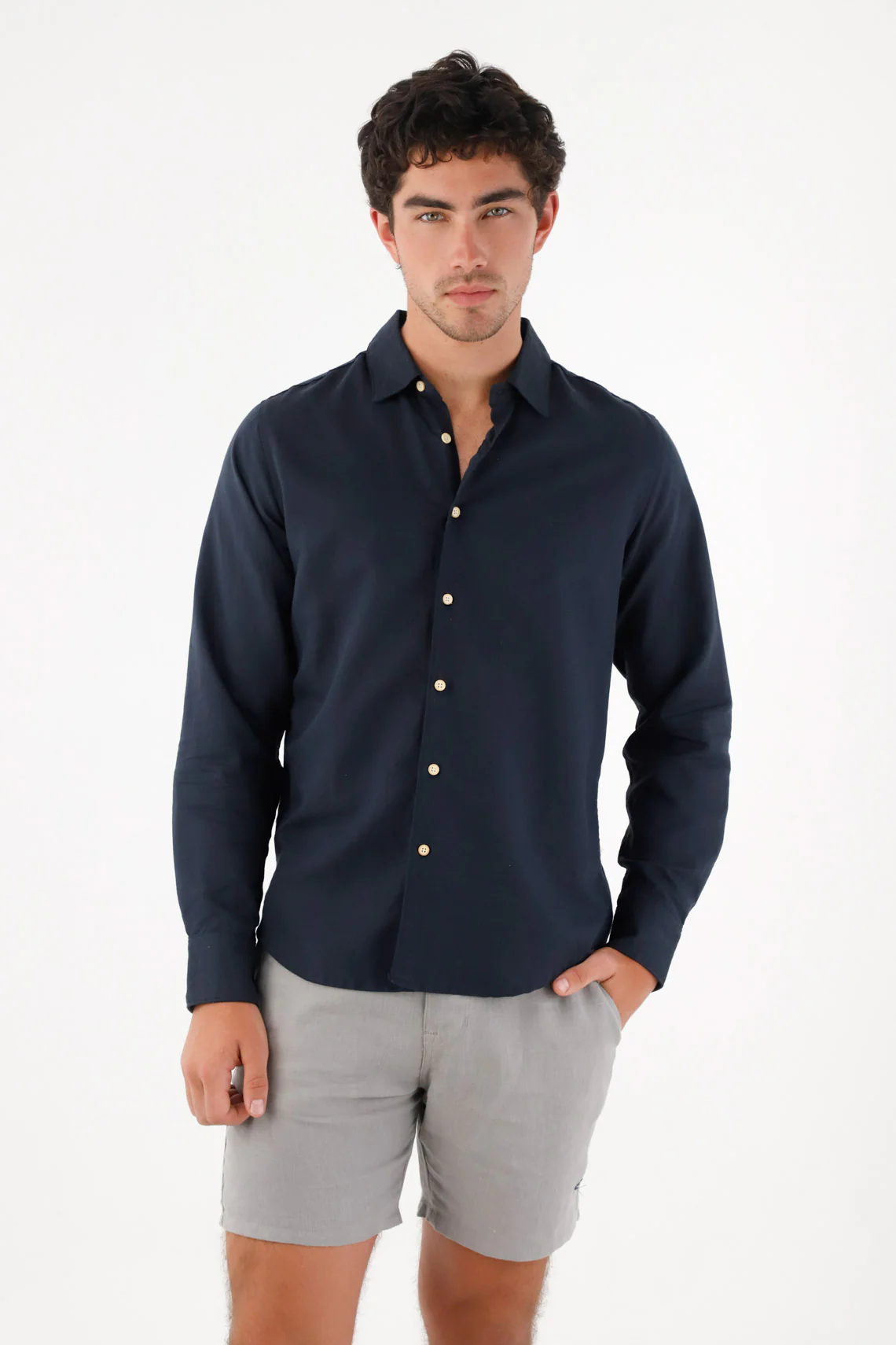 Camisa clásica en lino azul para hombre - Image 2