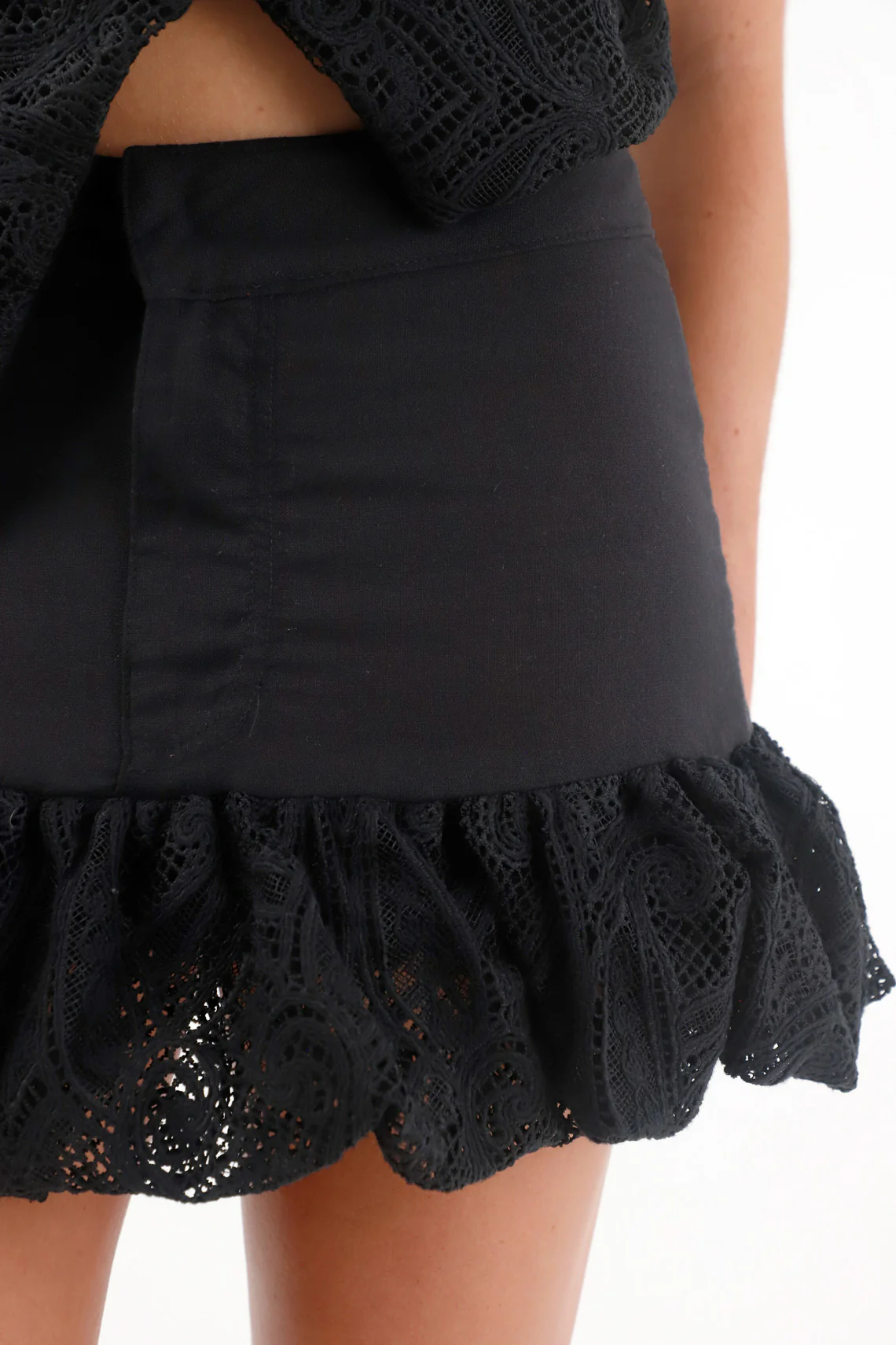 Black Short Skirt with Balloon Detail for Women - Image 3