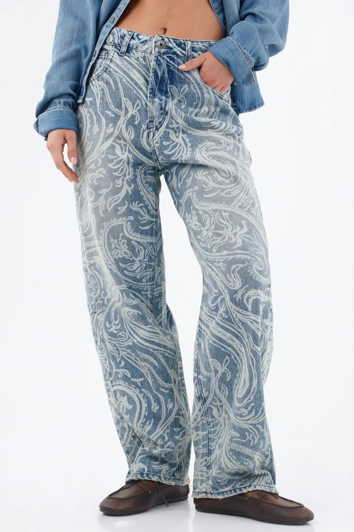 Light Blue Cotton Jeans for Women with Horseshoe Cut and Arabesque Print - Image 2