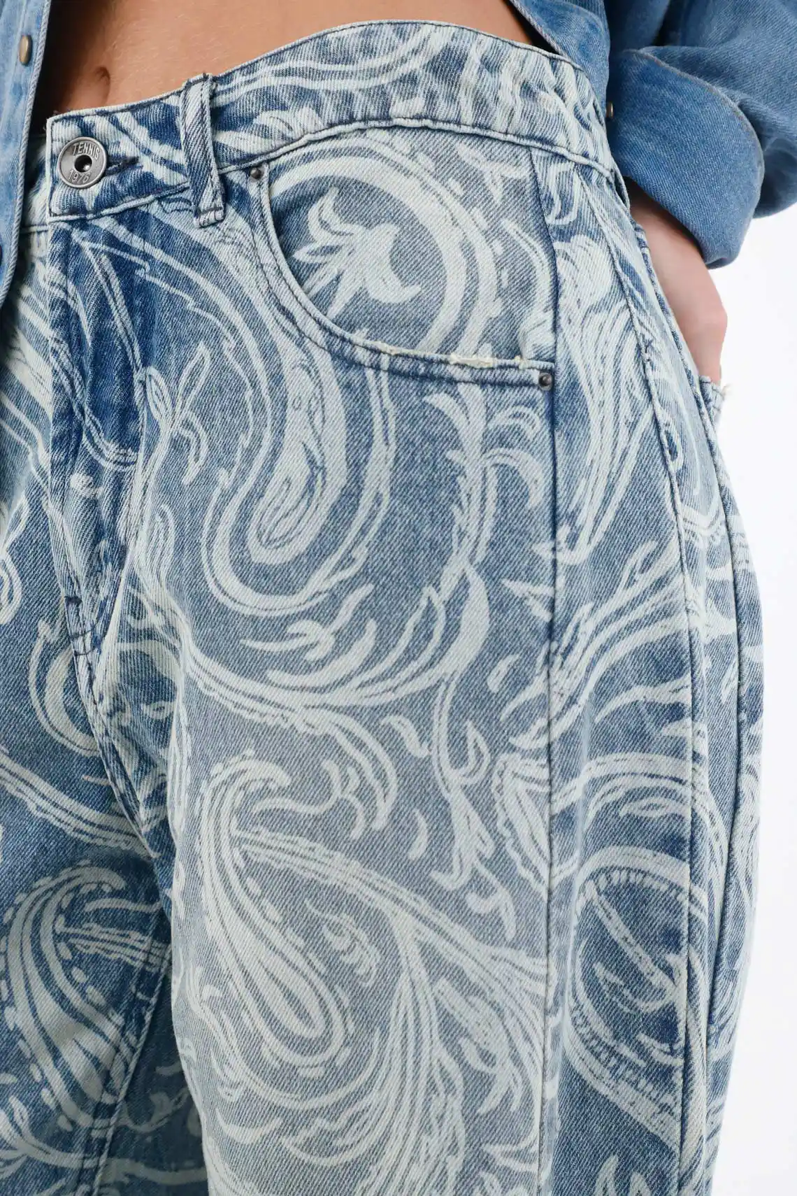 Light Blue Cotton Jeans for Women with Horseshoe Cut and Arabesque Print - Image 4