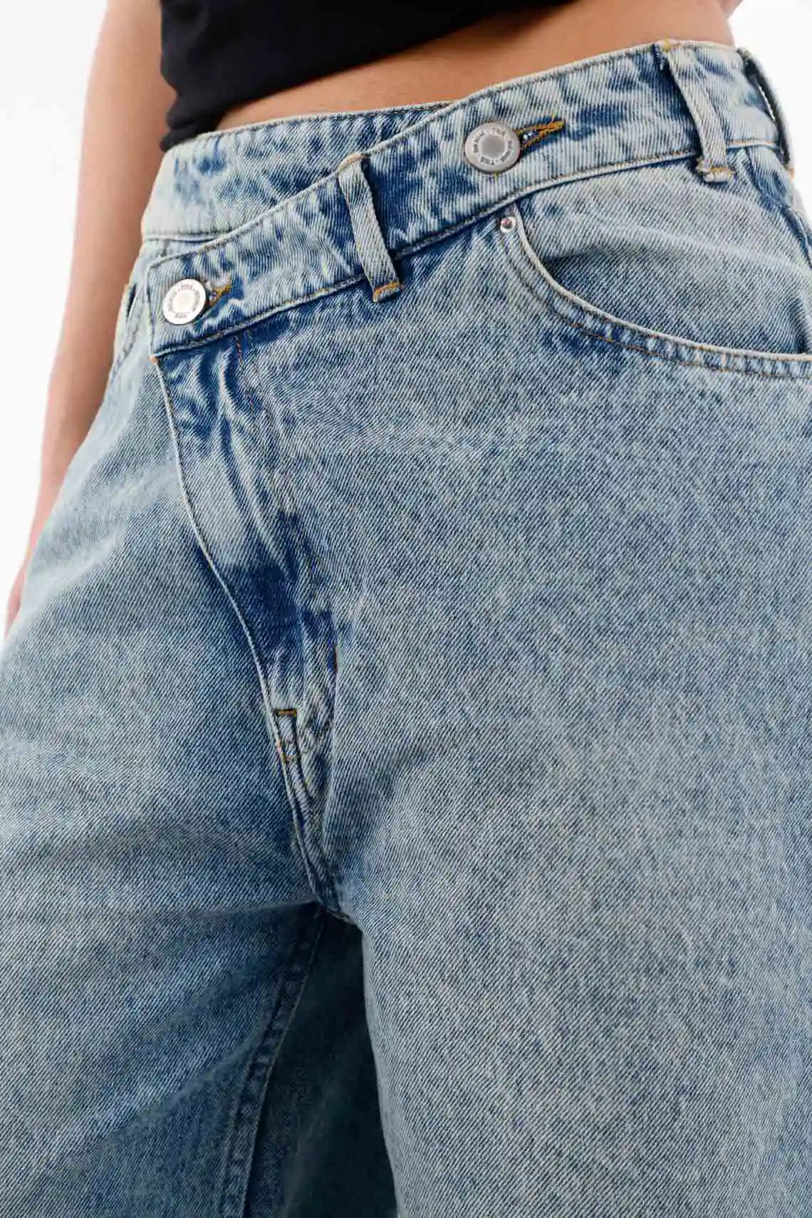 Light Blue Cotton Denim Jeans for Women with Wide Leg and Long Hem - Image 3