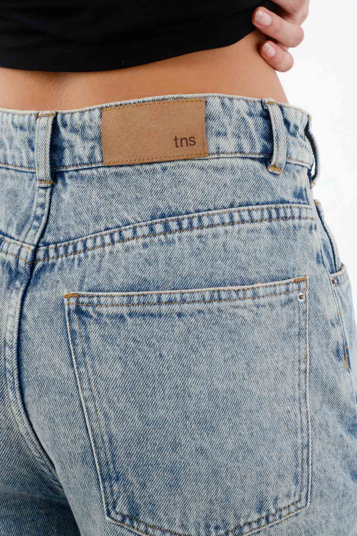 Light Blue Cotton Denim Jeans for Women with Wide Leg and Long Hem - Image 4