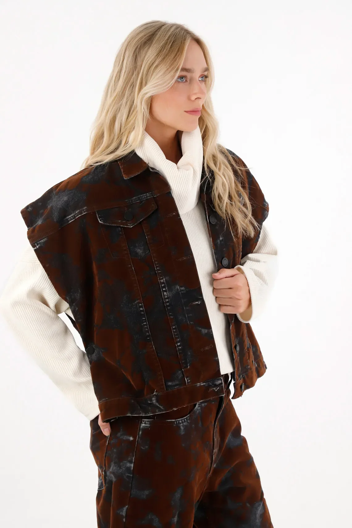 Oversized vest in brown velvet fabric for women - Image 2