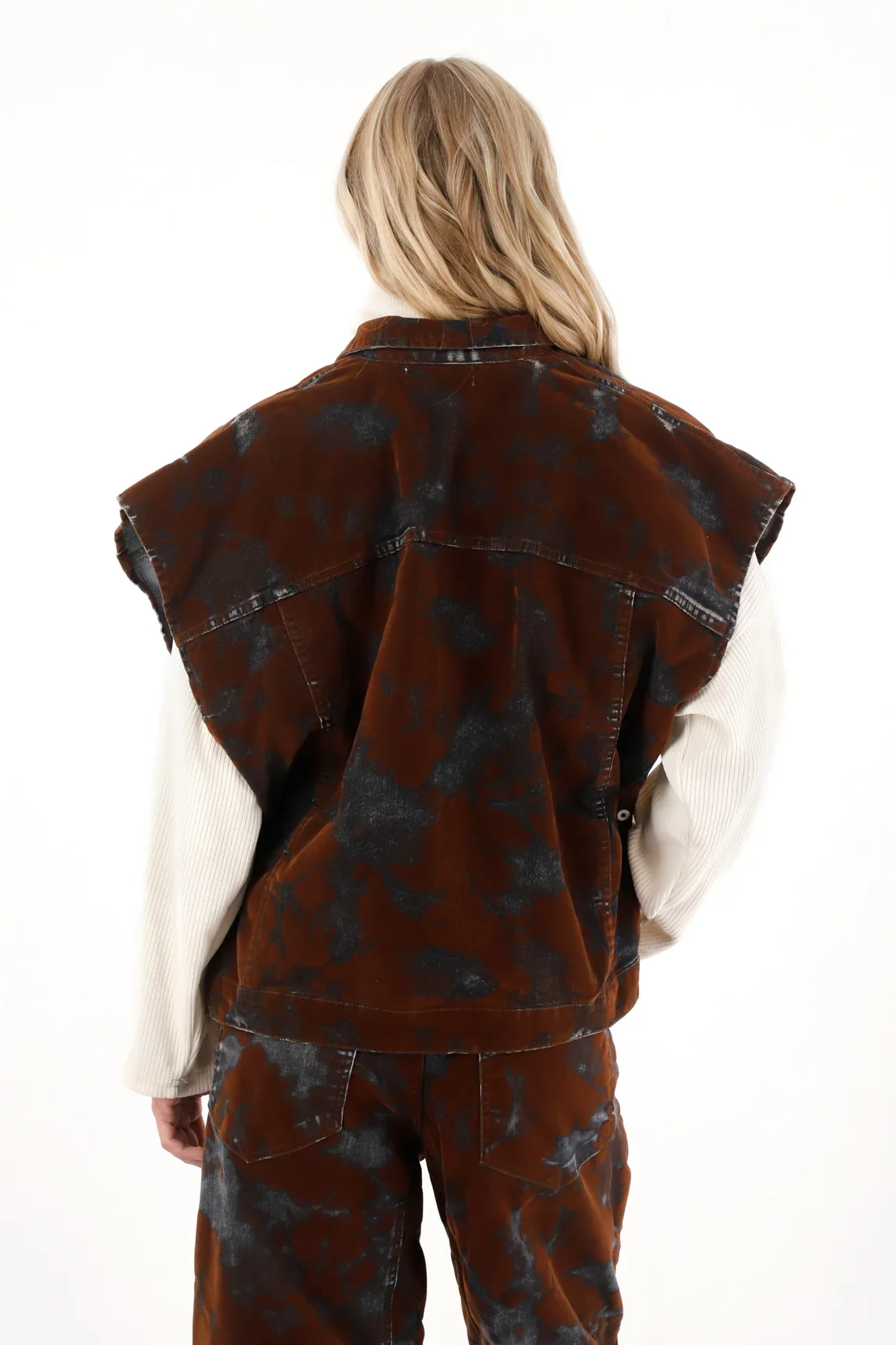 Oversized vest in brown velvet fabric for women - Image 4