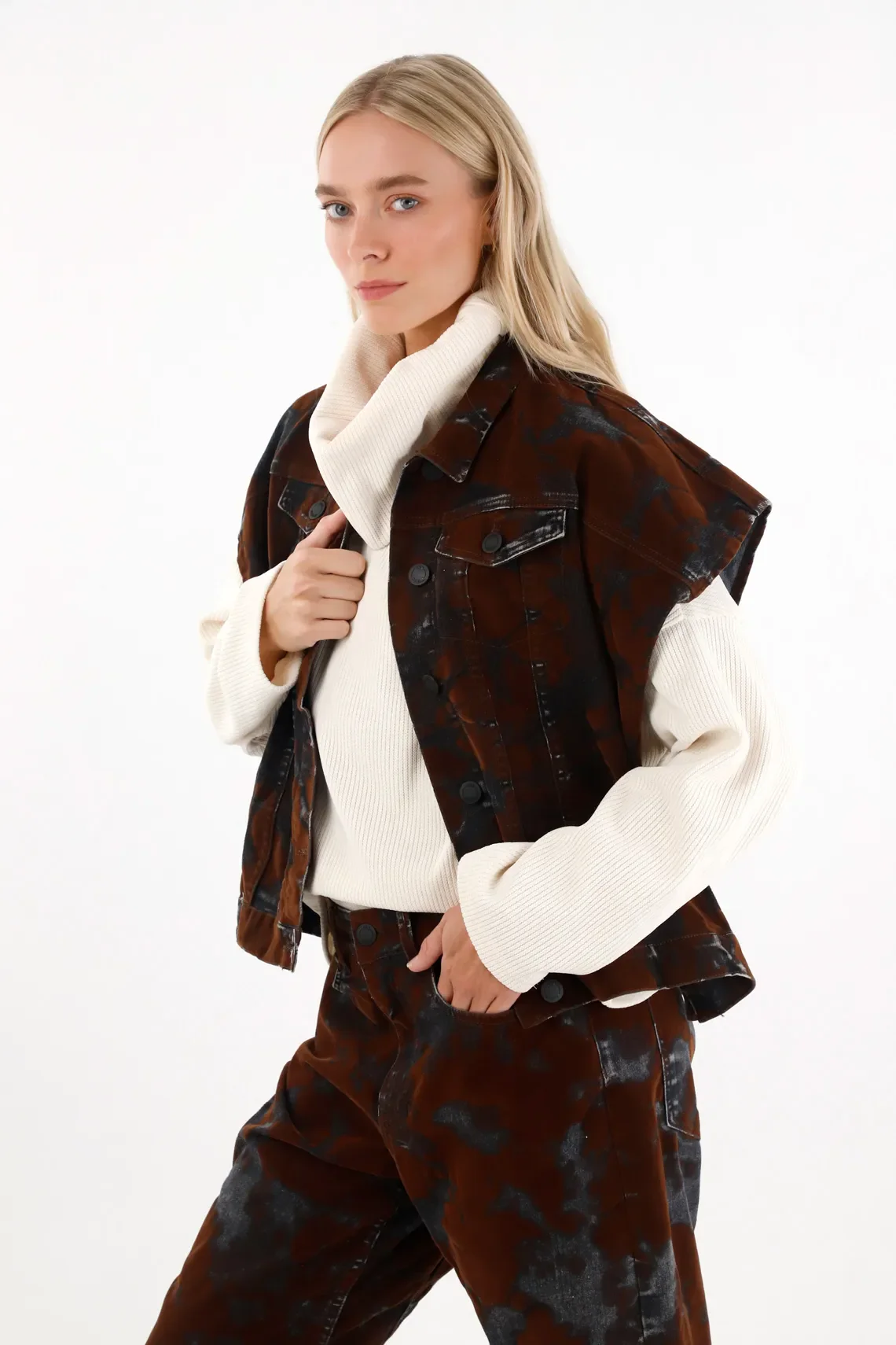 Oversized vest in brown velvet fabric for women - Image 5