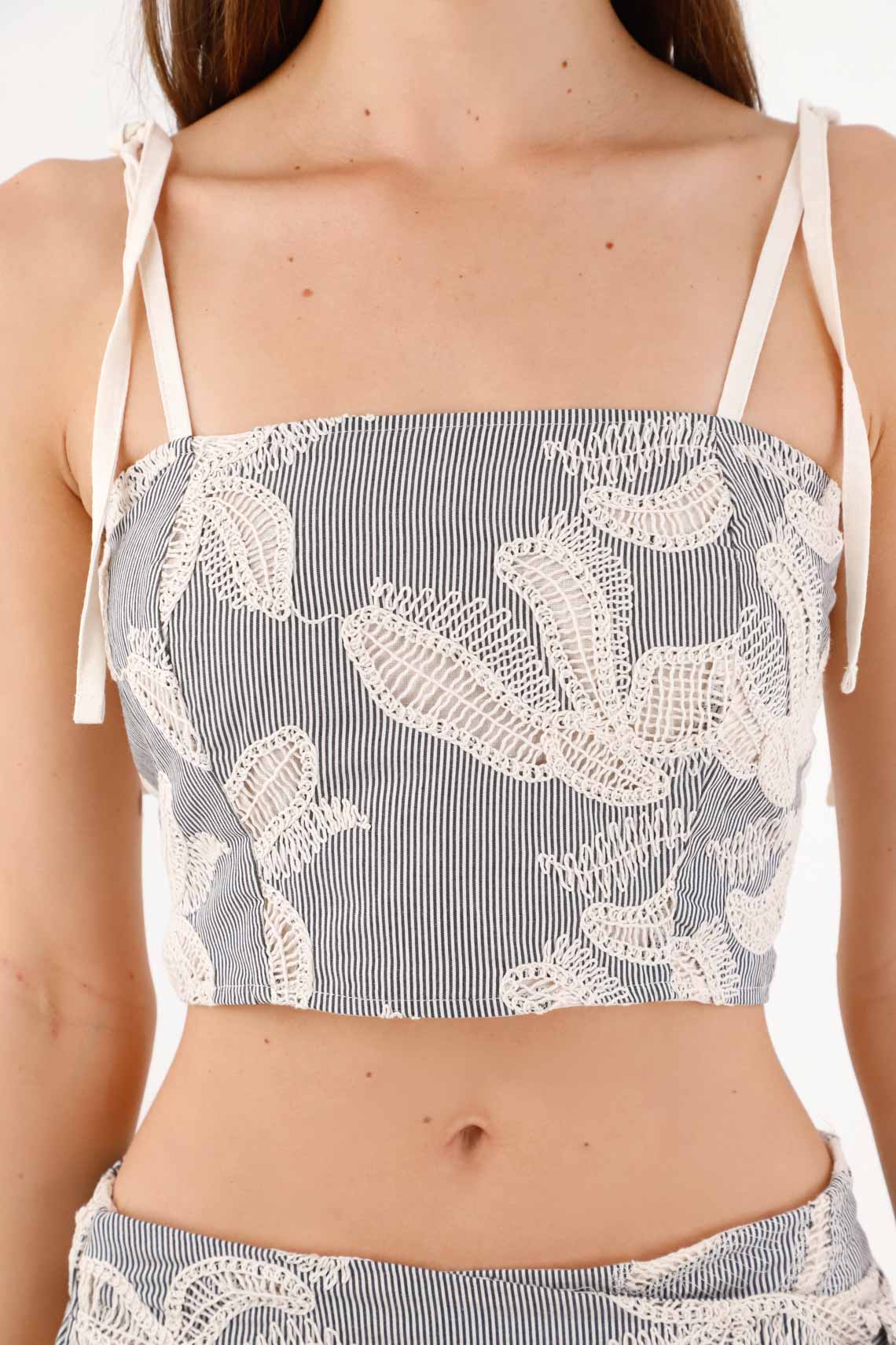 Straight crop top with embroidered florals in gray and white for women - Image 2