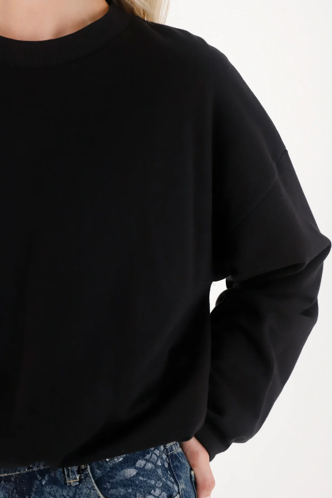 Black Closed Sweatshirt for Women - Image 3