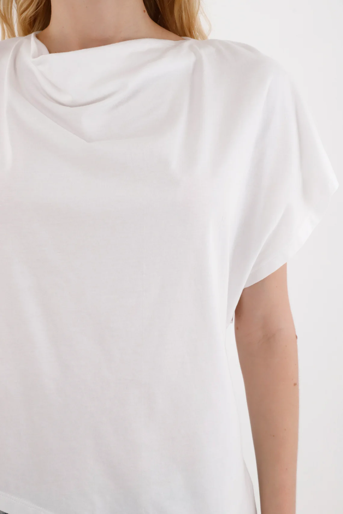Women's White Sleeveless Asymmetrical Hem T-Shirt - Image 4