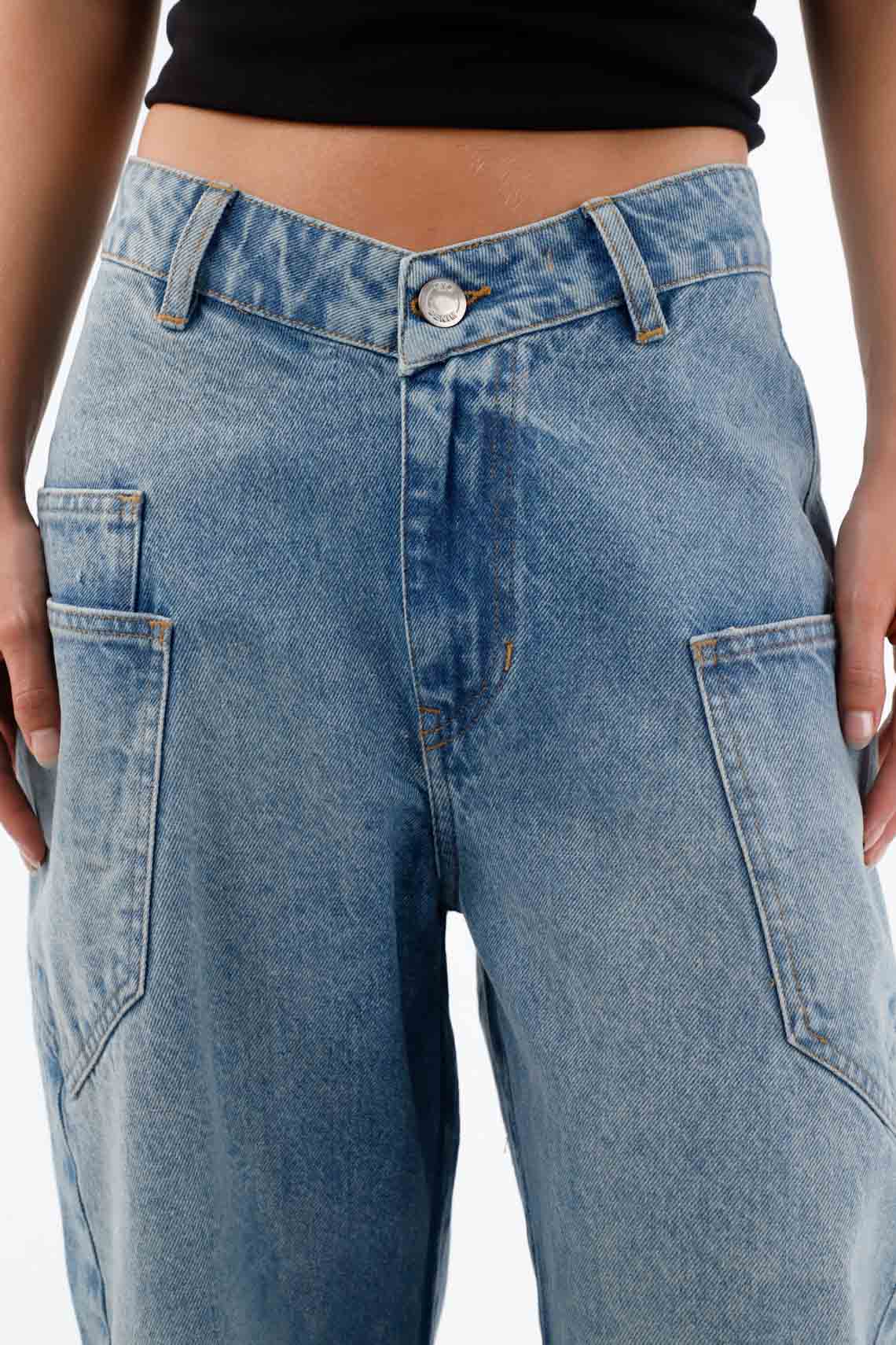 Women’s Jeans in Medium Blue Cotton Fit Horseshoe with Patch Pockets - Image 4
