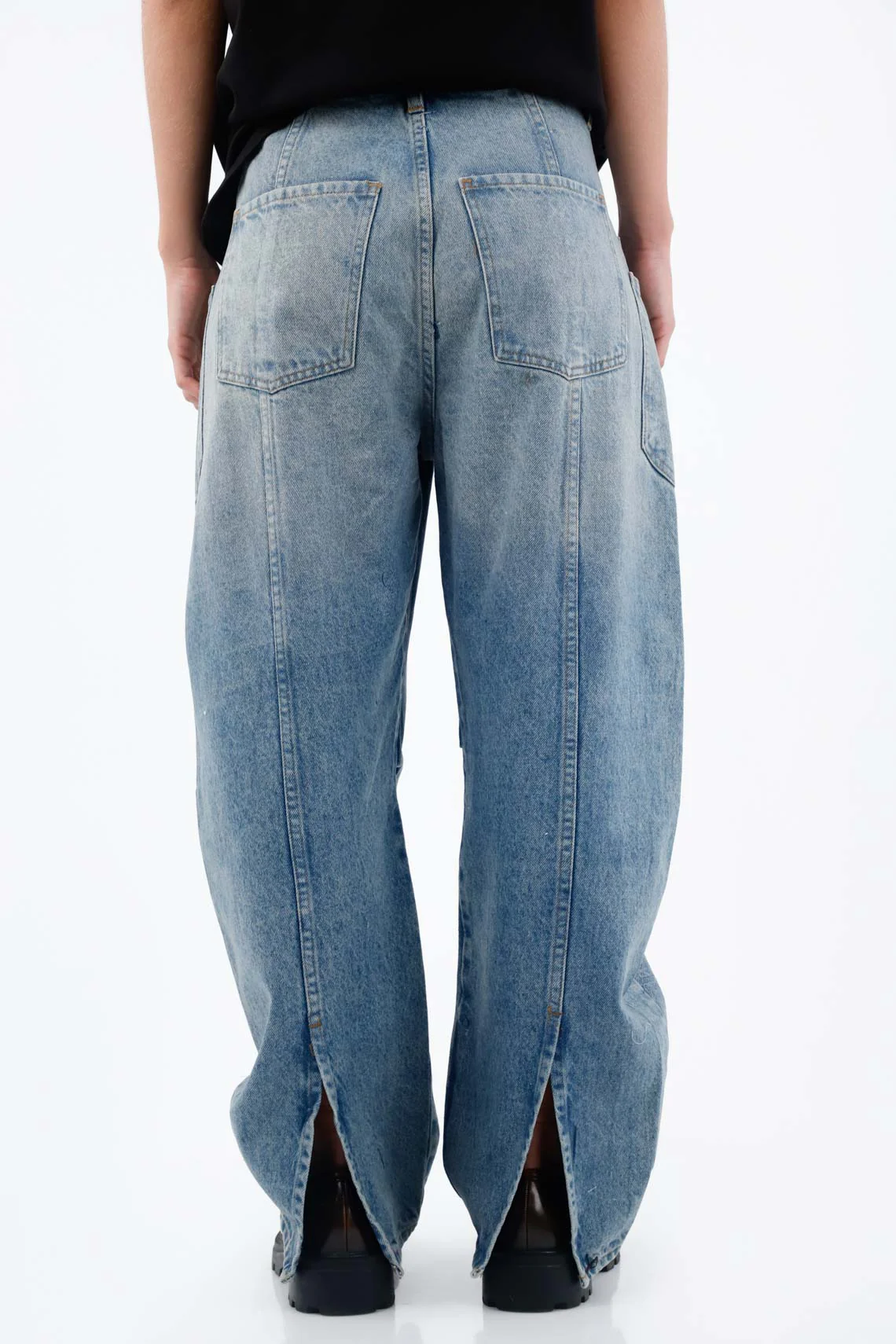 Women’s Jeans in Medium Blue Cotton Fit Horseshoe with Patch Pockets - Image 5